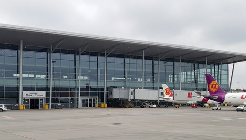 Lotnisko Warszawa-Okęcie, dziś Chopina: terminal i ogony samolotów LOT
